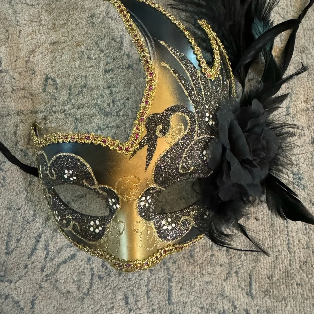 🪽💕Fun mask from New Orleans. Ties at the back of head. Good condition